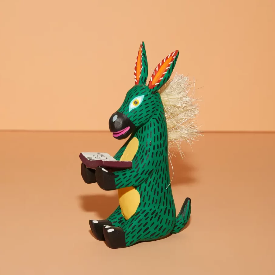 Artesanía mexicana Burro lector delante de madera de copal tallada y policromada