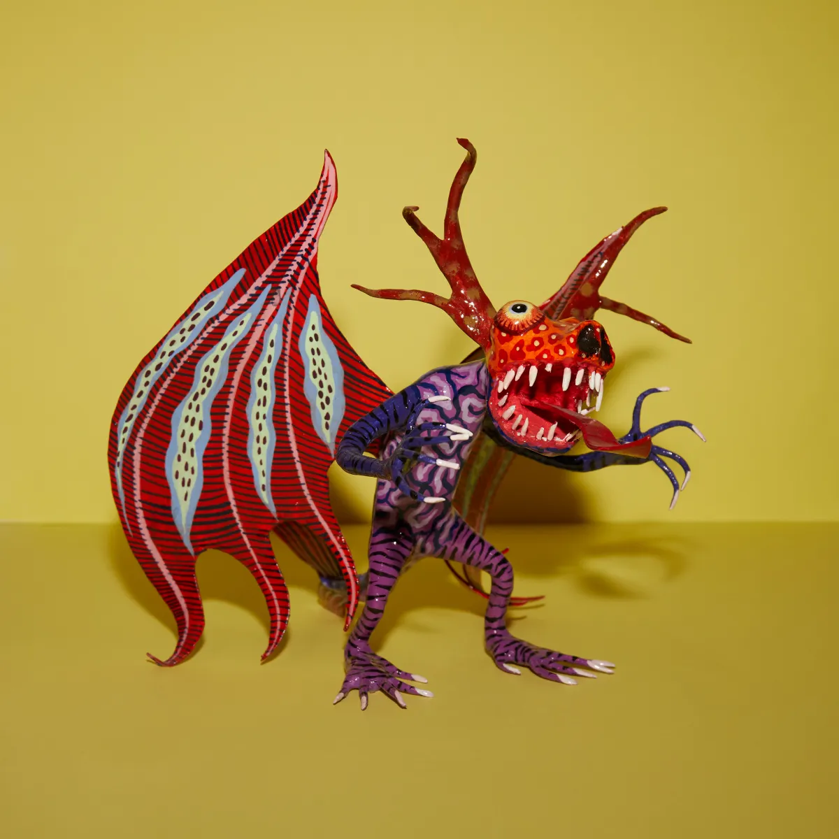 Cuerpo morado alas rojas