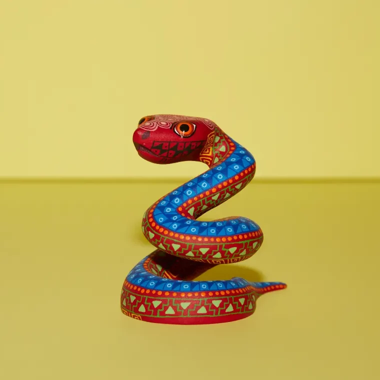 Artesania mexicana Serpiente delantera Madera de copal tallada y policromada